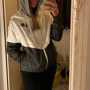 Nike windbreaker - Säljer min nike windbreaker som jag använt 1 gång. Inga defekter osv utan i jättefint skick! Storlek S och nypris är 800kr🤍
