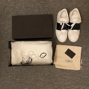 Valentino open snekers (navy) - Valentino open snekers (navy)                                                           Storlek 43  cond: 9/10  nypris 5400kr säljes för runt 3000kr men kan även gå med på trades 