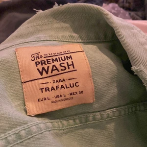 Jeans jacka, grön  - Använt kanske 1 gång, väldigt fin färg, det är storlek L men skulle säga att den är i storlek S