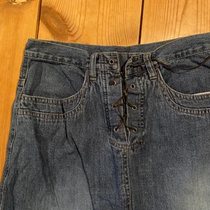 Fin jeanskjol - Jeans kjol med cool snörning.