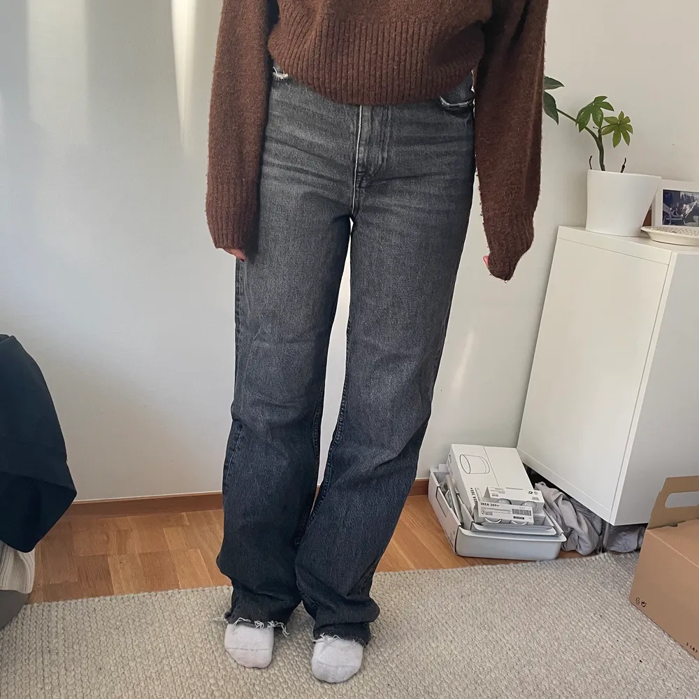 Gråa jeans från zara i bra skick! Storlek 38🥰 köparen står för frakt❤️. Jeans & Byxor.