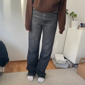 Gråa Zara jeans❤️ - Gråa jeans från zara i bra skick! Storlek 38🥰 köparen står för frakt❤️