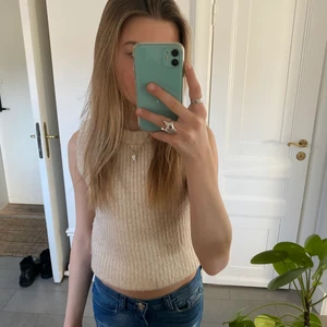 Beige Väst - Så snygg väst!! Nypris: 400kr och jag säljer den för 180kr! Väldigt fint skick!! Hoppas ni gillar den🥰
