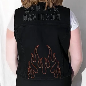 Harley Davidson väst - Denna väst är den perfekta detaljen för att ge lite edge till en outfit! Passformen är rätt true to size (storlek L) och är ungefär midlength. Den har nästan inga tecken på användning och är äkta. Frakt betalas separat.