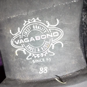 Vagabond Damskor strl 38. - Damskor i strl 38 utav märket, Vagabond. Själva modellen tror jag heter/kallas för  "Lofers" i skin/läder. Dom är användna ett anral gånger som är synbart få det är oerhört lite som är bortslitet under skorna, på sulan så att säga, Men förövrigt är dom hela. Jag köpte dom nya i butik för 1499:- Men säljer dom för350:- då jag är i stort behov utav pengar :/ Pruttnings-försök godtas ENDAST vid eventuellt möte. Med Vänliga Hälsningar : Felicia