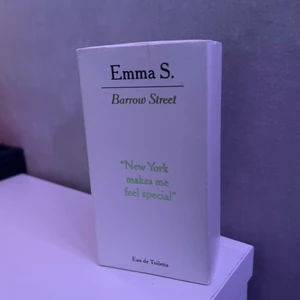 Emma S parfym - BARROW STREET, EAU DE TOILETTE. Luktar jättegott men inte riktigt min typ av parfym! Endast test sprutad! Nypris 399kr men mitt pris är 299kr! Frakt tillkommer!!💚⚡️⚡️