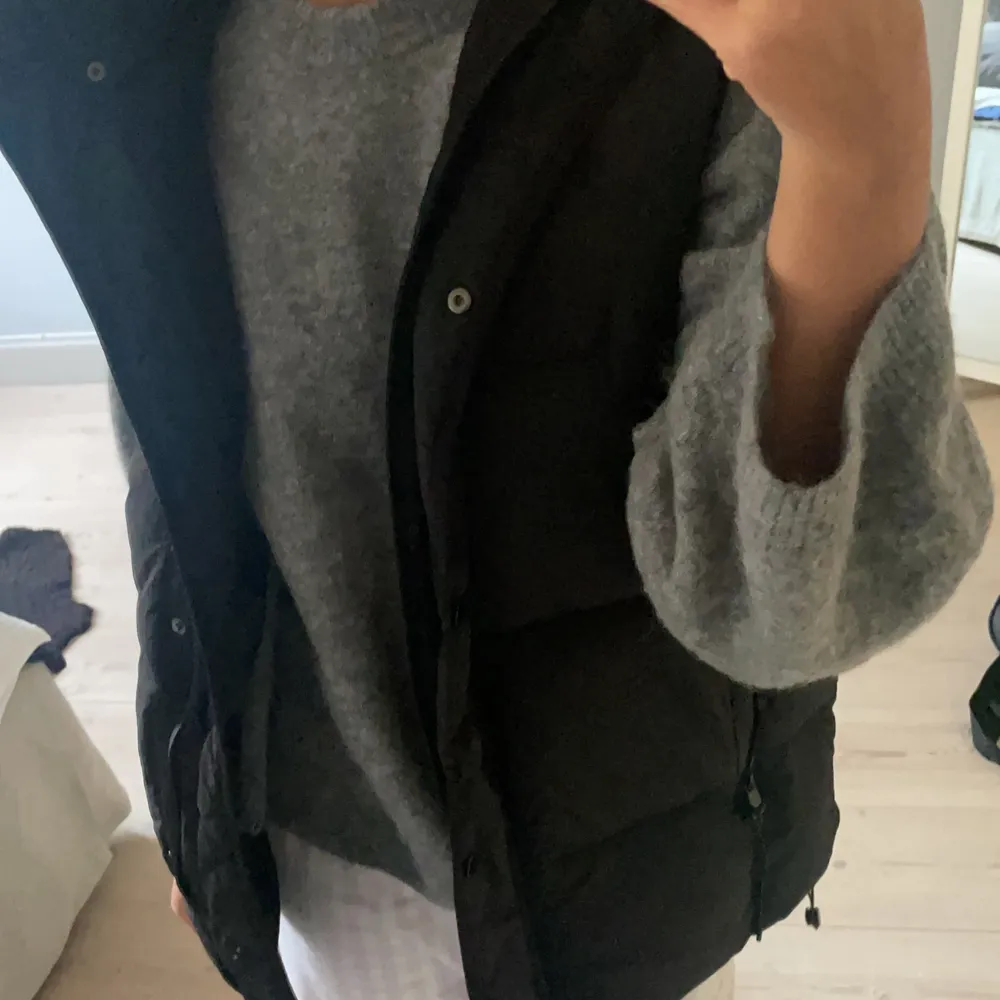 SÅÅ snygg oversized väst från zara! Använd typ 1 gång och i så bra skick! 💘💘. Övrigt.