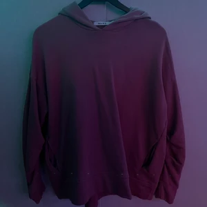 Hoodie - En rosa/ lila hoodie från NA-KD. Storlek S men passar mig med storlek L bra. Frakt tillkommer 💜⚡️🚚
