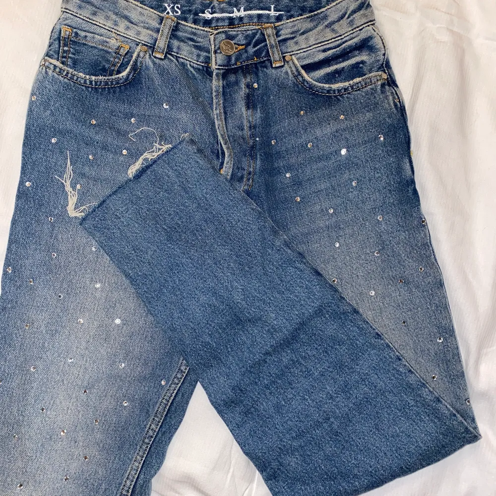 Super söta jeans med små stenar på ifrån bikbok. Jeansen har en mom fit och formar kroppen så fint. Verkligen jätte söta jeans men kommer tyvärr inte till användning . Jeans & Byxor.