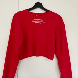 Röd sweatshirt med tryck - Storlek M