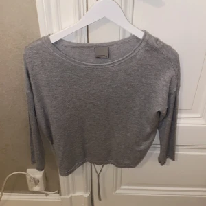 Långärmad  - Säljer min långärmade Vero Moda, använd 1 gång. Har en liten snörning längst ner som man kan knyta. 