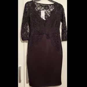 Svart klänning - Svart fodralklänning från Dorothy Perkins, aldrig använd, stl. 36. Fraktkostnad tillkommer!