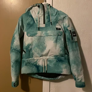 Dope jacka i stl XS - Vinterjacka från dope i stl XS, använd Max 5 ggr! Nypris 1700 men säljer den för 1300