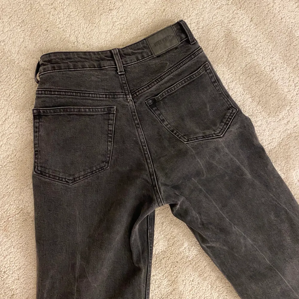 Säljer mina svarta weekday jeans då dem tyvärr är för korta på mig. Modellen på dem är ”lash” skulle säga att dem är ”mom jeans” liknande💕. Jeans & Byxor.