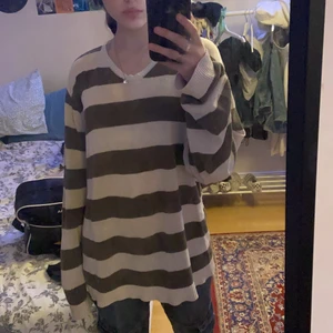 Randig tröja - Funderar på att sälja denna fina tröjan från Yllet❤️ vit och mörkgrön randig och asnajs passform