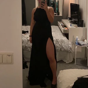 Svart balklänning - Superfin svart balklänning! oanvänd med prislapp kvar! Priset kan diskuteras🖤