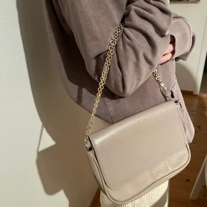 Beige väska  - Beige väska från H&M. Mycket fin med dragkedja och ficka med dragkedja inuti. Sparsamt använd, fåtal gånger. 