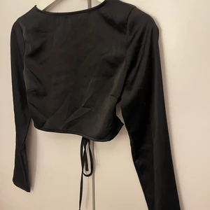 Nelly - Säljer denna fina topp jag köpte på Nelly men är från märket missguided. Den är aldrig använd och prislappen sitter kvar, storlek Xs. Öppen i ryggen.