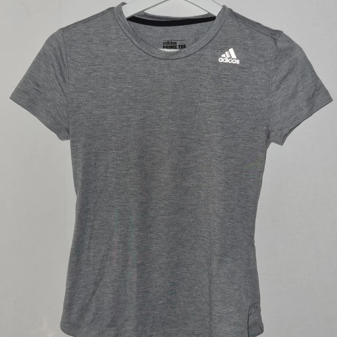 Grå Adidas t-shirt storlek S - 91