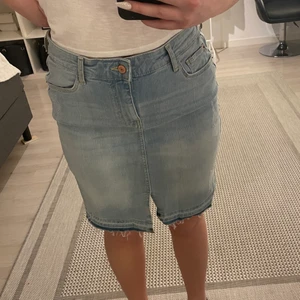 Jeanskjol - Jeanskjol från Lindex i storlek 42 men dom e små i storleken. 