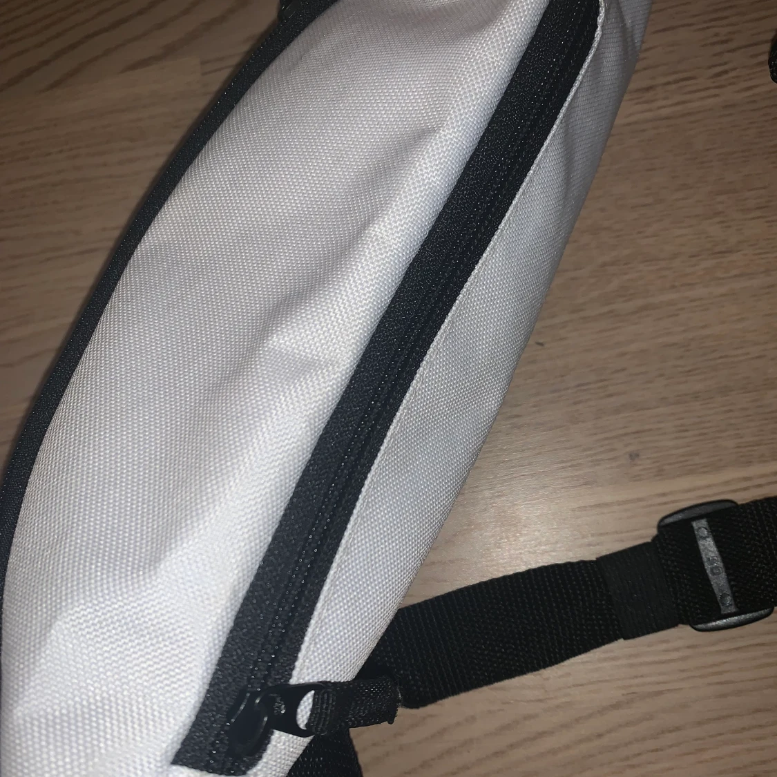 Bumbag/axelremsväska crooked tongues - 90