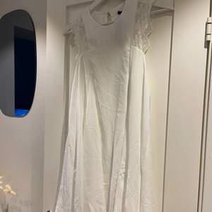 Superfin vit klänning med lapparna kvar