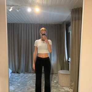 Svarta Jucie byxor - Intressekoll på dessa svarta Jucie byxor. Säljer då dom e lite för korta på mig som är en 175. Använda men i fint skick. St s. Budgivning startar på 400 kr, säljer bara vid bra bud. Köparen står för frakten.