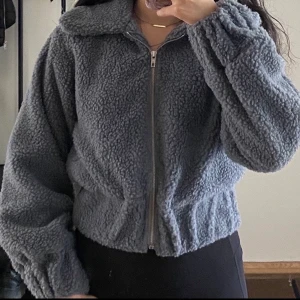 Grå jacka från prettylittlething - 🌺 Passar XS-S jag har S i storlek, säljes för 200kr exklusive frakt 🌺