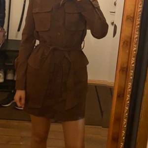 Brun klänning - 🦋 Brun långärmad sommarklänning från prettylittlething, storlek S, 200kr exklusive frakt 🦋