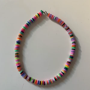 Färgglad choker 💚💙💜💓 - Jättefint handmade halsband 🌺🌺 . Finns även att få i andra färger 🥰 kolla även in hannashoops.com för mer produkter storlekar osv