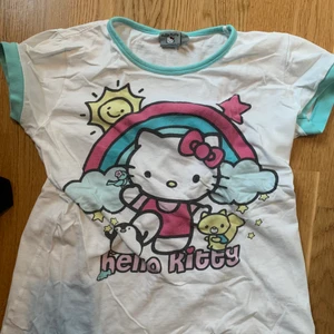 Hello Kitty tröja!!! - Super cute hello Kitty tshirt/babytee!! Använd typ 1 gång o tyvärr så får den gå till någon annan ist! Stlk 158-164, skulle oxå säga att den passar xs/s. Stretchigt material