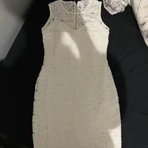 Superfin vit klänning storlek 36, endast använd en skolavslutning. 💗💗