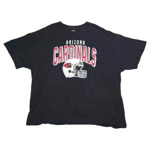Vintage NFL T-shirt. Size: XXlarge. Bra vintageskick, litet hål på baksida högerarm. 
