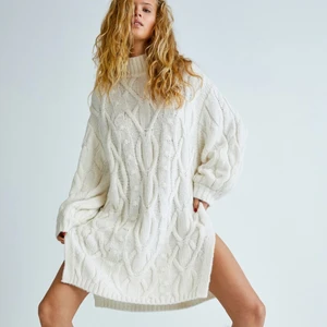 Stickad klänning - Köpt för cirka en månad sedan, säljer då den inte kommer till så mycket användning som jag trodde! Super fin och super bra skick! Nypris 399😍💕