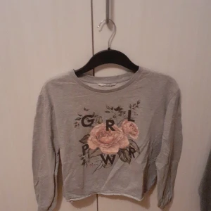 H&M strl 165 - H&M swetshirt köpt för 2 år sedan men bara använd ett fåtal gångerpris kan diskuteras köparen står för frakten. Storlek 165 men passar också xs och s.