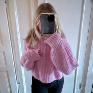 Säljer min rosa stickade tröja från Zara! Lite croppad och så fin med ballongärm, strl S💕 Tröjan är endast använd någon gång och är slutsåld hos Zara, säljer för 199 + frakt