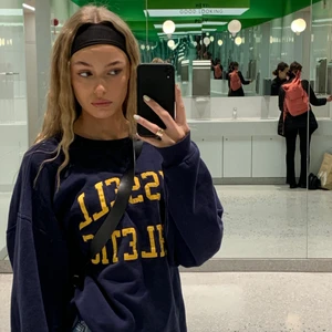 Sweatshirt  - Oversized sweatshirt, vintage tröja, skulle säga att de är storlek M, Men jag är i vanliga fall en S så den är rätt så Oversized 