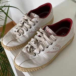 Sneakers, tretorn skor  - Tretorn skor dam, storlek 37, men jag har storlek 37,5-38 och passar mig. Super sköna och i bra skick💛 Kan skicka men köparen står för frakten. 