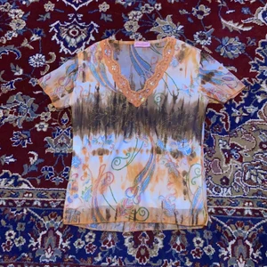 Y2k tröja - Såå fin tröja med v-ringning och paljetter! Tyget är lite genomskinligt men funkar ändå utan bh eftersom det är mönstrat! Från ”Charbell Paris”💓 skriv privat för fler bilder