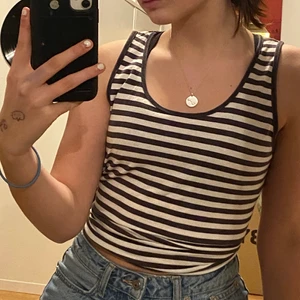 Randig tröja - En fin randig tröja i storleken M (lite längre och pösigare än på bilderna 1&2) 🥰 Budgivning om det blir stort intresse 