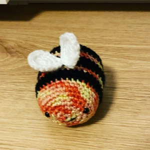 Virkad humla - Handgjord virkad humla. Orange färg. Material; aktylgarn, polyester vadd, platsögon. Mått: ca 6 cm • 8,5 cm. Frakt inom Sverige ingår i priset. Betalas med Swish. 