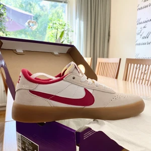 Nike SB skor - Nike SB Heritage Vulc skor. Strl. 37.5 Helt nya aldrig använda, har inte kvar orginalkartongen så skickas i en annan