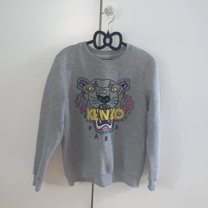 Grå Kenzo collegetröja  - En grå Kenzo collegetröja som är i ett väldigt bra skick. Den är inte stor i storleken