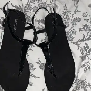 Dessa är helt oanvända, köpta på Hm, hel svarta med skin och silverdetaljer, gillar inte sandaler så mycket men dessa är väldigt fina💕💕🎀