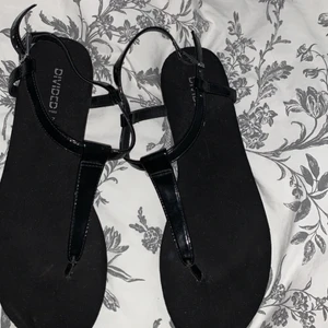 Fina svarta sandaler - Dessa är helt oanvända, köpta på Hm, hel svarta med skin och silverdetaljer, gillar inte sandaler så mycket men dessa är väldigt fina💕💕🎀
