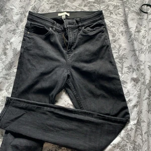 Jeans, raka - Säljer domhär jeansen, dom är oanvända, dom är raka nertill💕 jättefina i en svart lite urtvättad nyans✨