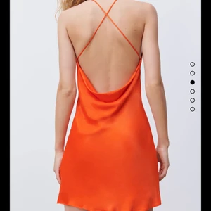 Klänning Zara - Intressekoll! Så, så fin satinklänning från Zara som använts vid ett tillfälle nu i somras, om intresset finns säljer jag den vidare då den inte kommer till användning nu och den förtjänar ett hem där den får synas mer!🥺😍 Färgen är mer rödorange i verkligheten, passar xs-s och är i nyskick. Bara att fråga om du undrar nåt❤️