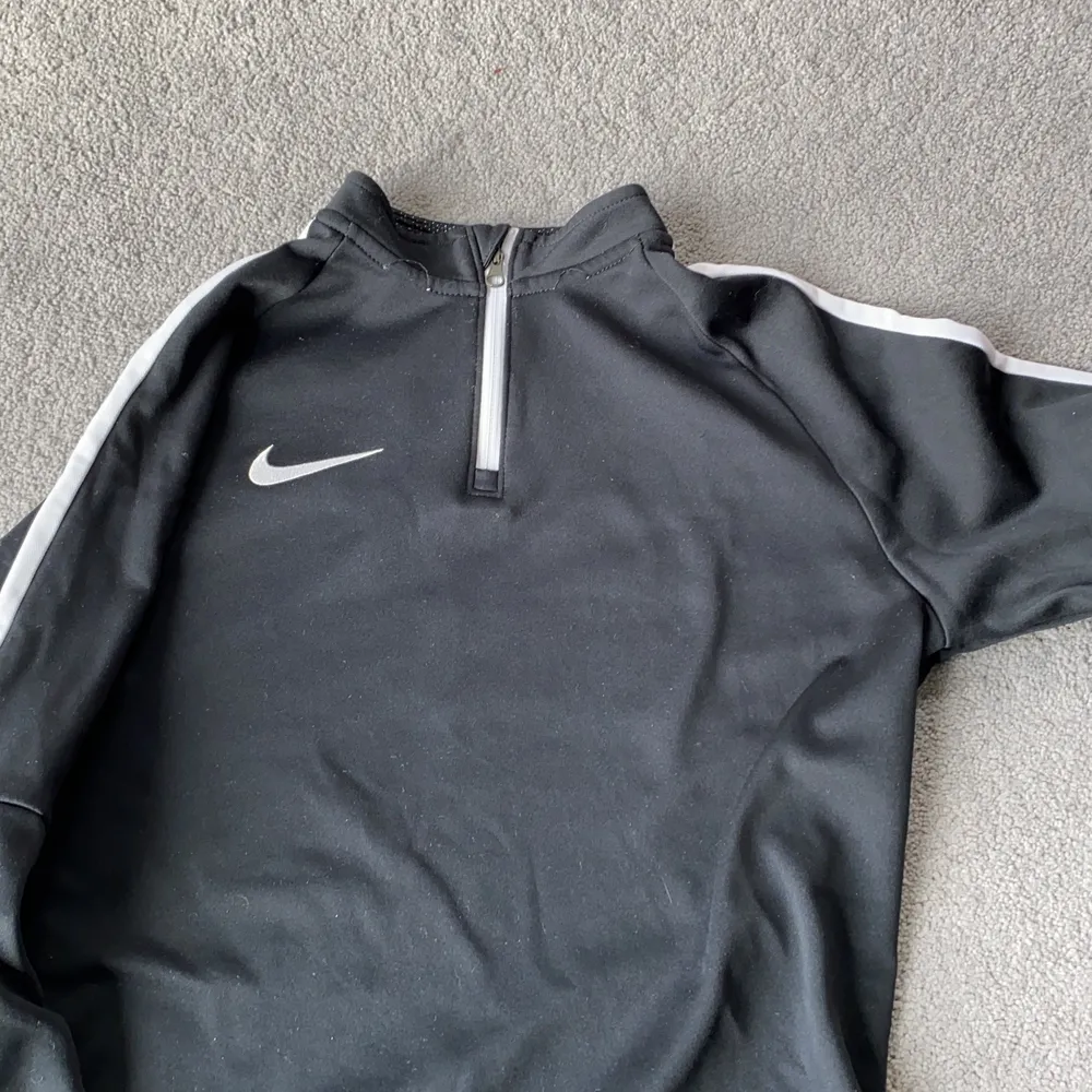 Överdragströja från Nike, begagnat skick. Två lösa sömmar (se bild) i övrigt fin. Stl 147-158 cm/12-13 år. Djur- och rökfritt hem.. Hoodies.