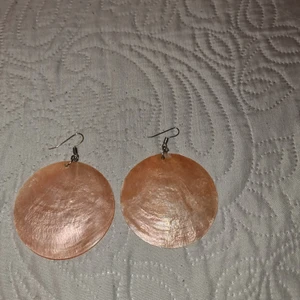 Här kan du köpa ett par örhängen  - Rosa runda 