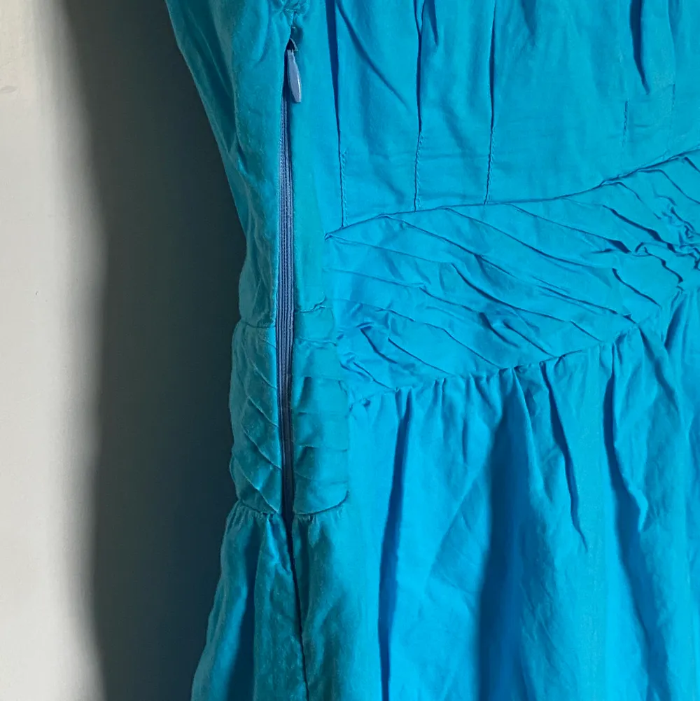 En söt blå klänning perfekt för sommartider. I nyskick. Storlek L. Fraktkostnad tillkommer 🌸✨. Klänningar.